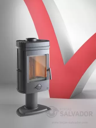 Invicta Mesnil en funcionamiento, mostrando la claridad del cristal limpio y la intensidad de las llamas.
