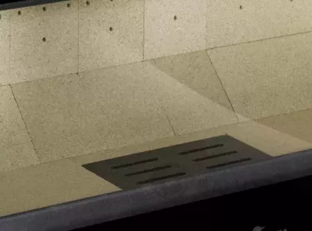 Interior del hogar del Lacunza Adour 700 CLD con vermiculita para una mejor combustión
