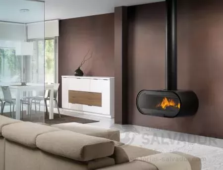 Vista frontal de la Rocal D-8: elegancia y funcionalidad en una chimenea moderna.