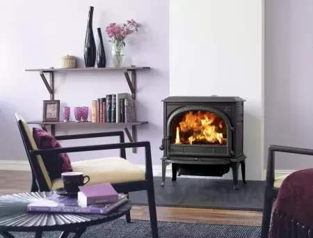 Estufa Jøtul F 400 ECO encendida, con llamas visibles a través del cristal resistente a altas temperaturas.