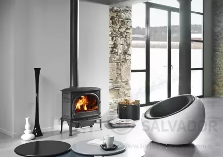 Estufa Jøtul F 400 ECO instalada en un salón contemporáneo, funcionando como elemento central de calefacción