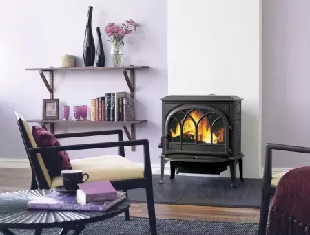 Vista frontal de la estufa Jøtul F 400 ECO con arcos, ideal para calentar espacios amplios con eficiencia energética.