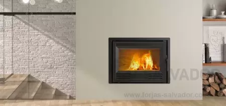 Cámara de combustión de la estufa Hergom C-3/70 N HF con sistema de doble combustión para máxima eficiencia energética.