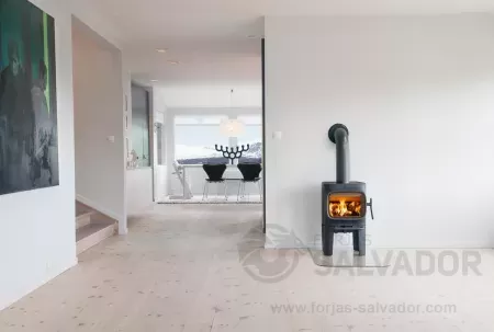 Jotul F105 LL: estufa de leña sostenible con alta eficiencia energética.