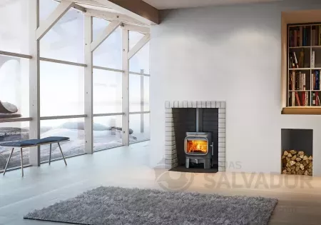 Calor eficiente y diseño elegante en la estufa Jotul F105 LL.