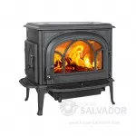 Vista frontal de la estufa Jøtul F 500 ECO con diseño de arcos y amplia visión del fuego.