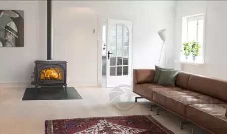 Estufa Jøtul F 500 ECO mostrando su estructura de hierro fundido y elegante diseño clásico.