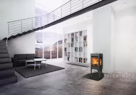 Ambiente cálido con la estufa de leña Jøtul F 163 encendida en un espacio decorado con estilo contemporáneo.