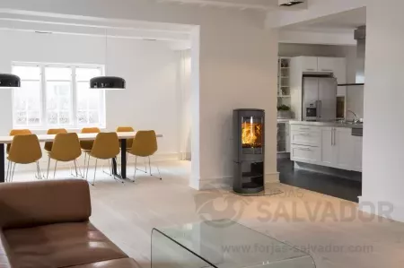Estufa Jøtul F361 V2 Advance BP en hierro fundido negro, destacando su diseño contemporáneo y elegante.