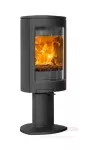 Estufa de leña Jøtul F 363 Advance BP en pedestal central, destacando su diseño moderno y elegante en hierro fundido.