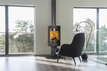 Estufa Jøtul F 373 Advance encendida, mostrando su sistema de cristal limpio y su base giratoria