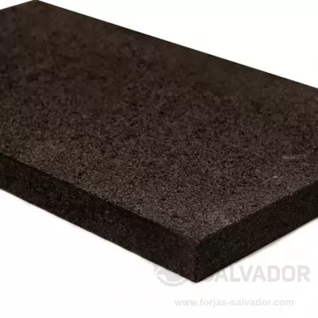 Diseño interior inteligente: la vermiculita negra garantiza una combustión óptima y una estética impecable.