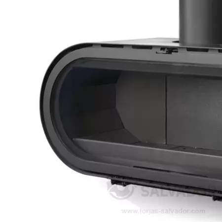 Detalle de la puerta abatible de la chimenea Rocal D-8: acceso cómodo y seguro al interior para una carga de leña eficiente.