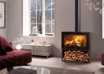 Vista frontal de la estufa Denia Stoves Finland, instalada y en funcionamiento.