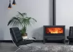 Estufa Denia Stoves Panoramic Stove Bench instalada y en funcionamiento