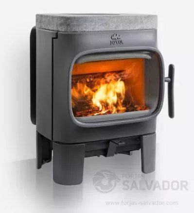 Vista frontal de la estufa Jøtul F 105 SL con diseño compacto y elegante.