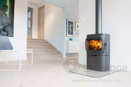 Diseño compacto de la estufa Jøtul F 105 B, ideal para espacios pequeños y modernos.