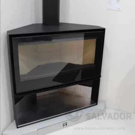 Siente el confort del fuego en cada rincón. Con su estructura esquinera y gran cristal, la Rocal Habit 100R redefine la experiencia de calidez.