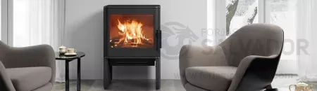 Estufa de leña Hergom E-40 en hierro fundido, destacando su diseño clásico y eficiente.