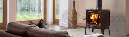 Instalación de la estufa Hergom New Craftsbury HF Marrón en un entorno moderno, combinando eficiencia energética y estética clásica.