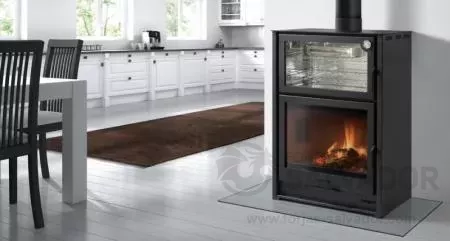Horno de leña Hergom Arce Fundición en un ambiente rústico, proporcionando calor y confort