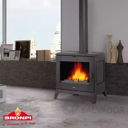 Modelo Bronpi Preston-14 en funcionamiento mostrando el fuego visible.