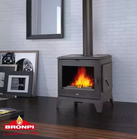 Estufa Bronpi Derby-14 instalada en salón: combinación de estilo clásico y funcionalidad moderna.