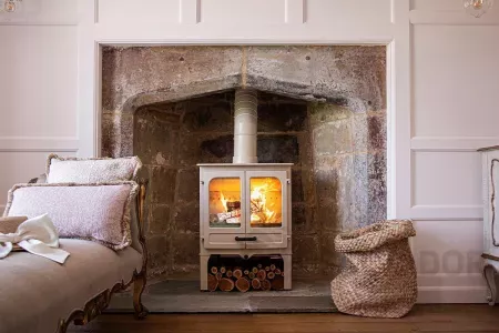 Charnwood Island II color almond detalle leña