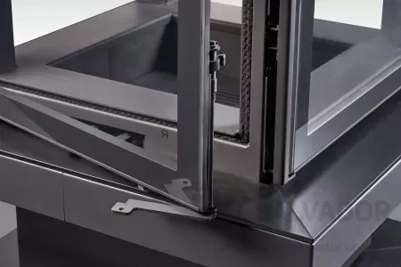 Cuatro puertas acristaladas, una de ellas con cierre automático, que facilitan el acceso y la limpieza.