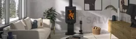 Estufa Hergom Glow encendida en un salón moderno 