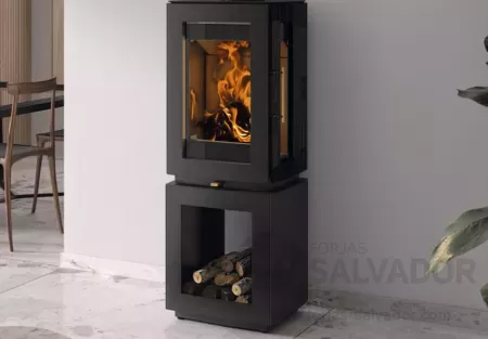 Estufa de leña Hergom Glow Base Leñero encendida, mostrando su diseño moderno y amplia visión del fuego.