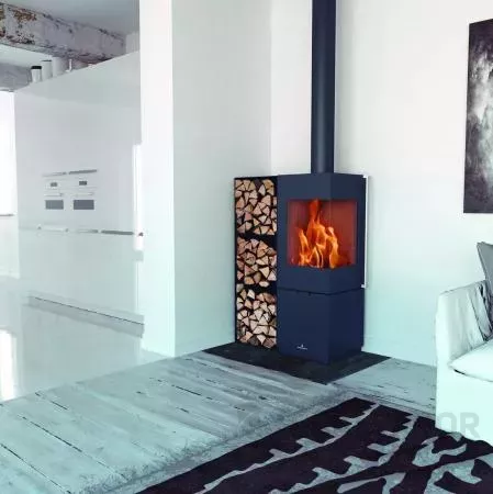 Bronpi Bombay-E esquina con leñero: funcionalidad y diseño en un solo espacio, ideal para mantener la leña organizada.