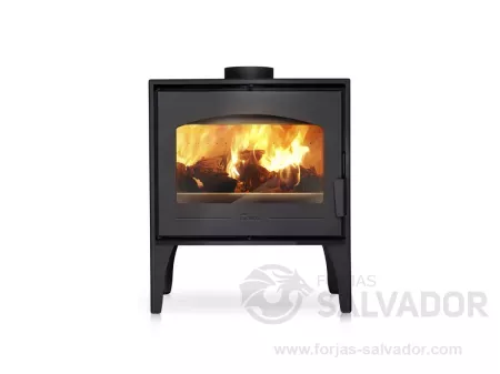 La estufa de leña Lacunza Calpe ofrece eficiencia energética y diseño elegante para tu hogar.