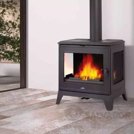 Estufa de leña Bronpi Bury-14 con diseño robusto y fabricación en fundición.