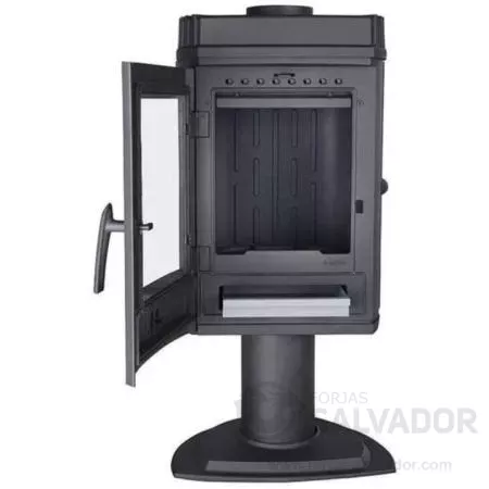 Detalle de la puerta abierta de la Invicta Mesnil, mostrando la amplia capacidad para troncos de hasta 34 cm.