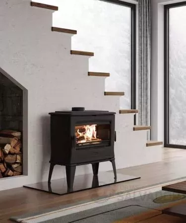 Estufa Dovre Tai 55WD instalada en un salón contemporáneo, destacando su integración en la decoración.