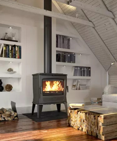 Dovre Tai 55WD ambientando una sala con suelo de madera y decoración escandinava.