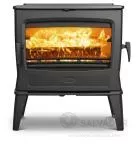 Vista frontal de la estufa Dovre Tai 55WD en funcionamiento, mostrando su diseño moderno y elegante.