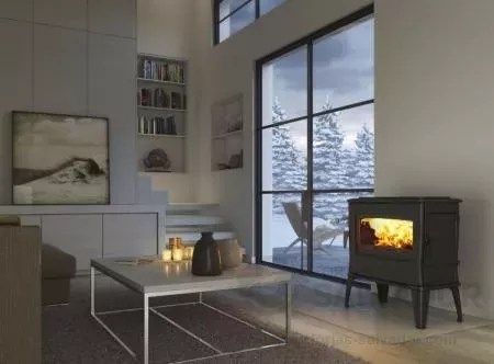 Estufa Dovre Tai 55WD instalada en una sala de estar elegante con grandes ventanales.