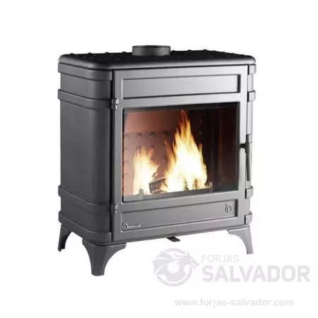 Estufa Invicta Siam en funcionamiento con fuego vivo en su interior.