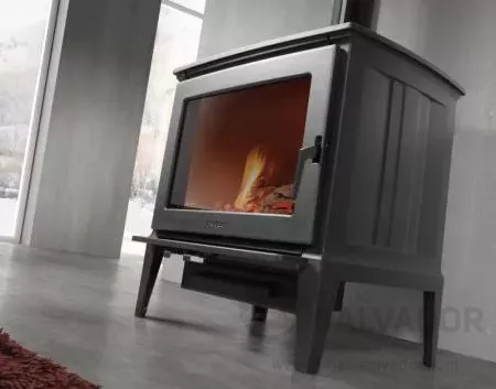 Estufa Hergom E-30 M con gran potencia y visión de fuego, ideal para calentar cualquier estancia.