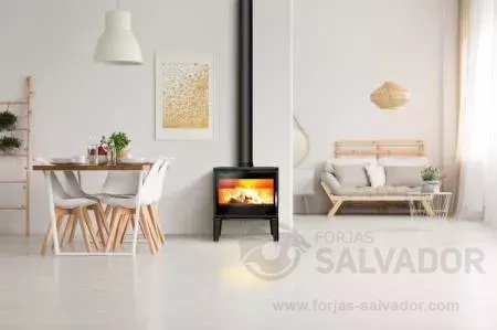 Estufa de leña Lacunza Biarritz calienta un ambiente moderno.