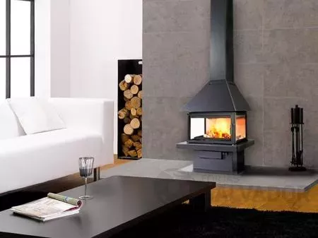 Chimenea metálica LL Calor LL-15A instalada y en funcionamiento.