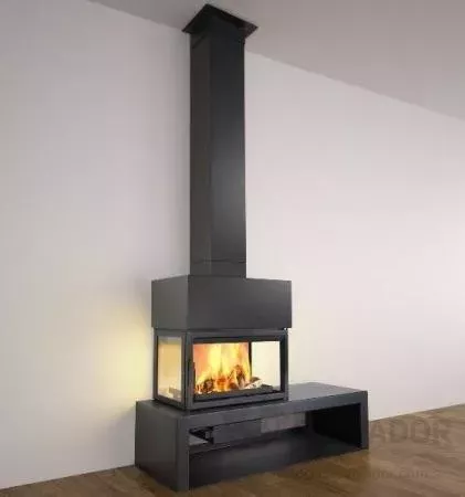 Chimenea LL-Calor 15E funcionando en un espacio abierto, mostrando su potencia de calefacción.