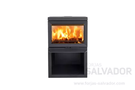 Interior de la cámara de combustión de la estufa Jøtul F 520 con placas esmaltadas blancas y leña ardiendo.