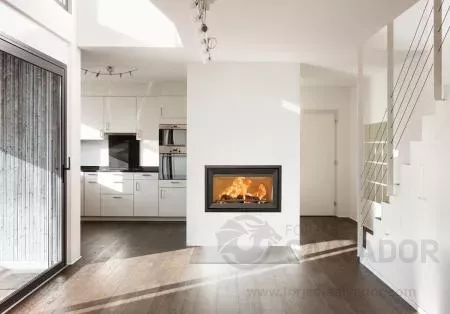 Hogar Jøtul I620F con vista panorámica de llamas.