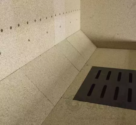 Revestimiento interior en vermiculita de alta eficiencia, que mejora la combustión y protege la estructura del insertable.