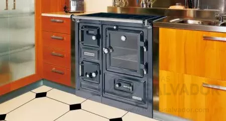 Vista frontal de la cocina de leña Hergom Saja 7/90 SE con horno y superficie de cocción