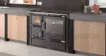 Vista frontal de la cocina de leña Hergom Eclecsys, combinando estilo contemporáneo y eficiencia energética para el hogar moderno.