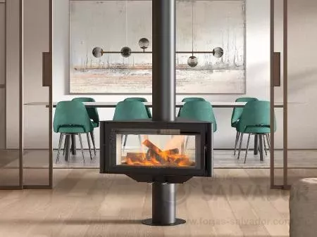 Diseño triangular que ofrece una visión panorámica del fuego desde cualquier ángulo.